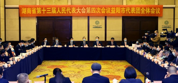 許達(dá)哲參加益陽(yáng)代表團(tuán)審議